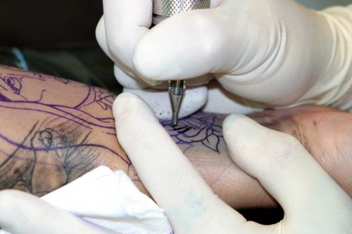 from-psychologist-to-tattoo-artist-here-are-a-couple-of-tattoo-kits-for-beginners-3